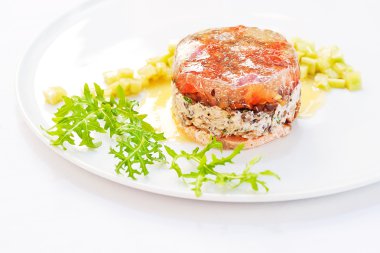 Yeşil mercimek ve Smoke-Cured somon oluşan enfes Terrine