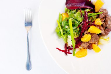 Tavuk karaciğer ve pancar kök salata