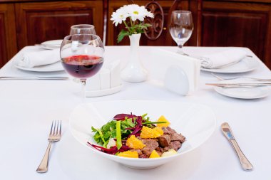 Tavuk karaciğer ve pancar kök salata