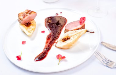 Ördek armut ve böğürtlen sos ile