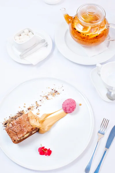 Brownies de nozes sob sorvete com Sea-Buckthorn e chá de laranja — Fotografia de Stock