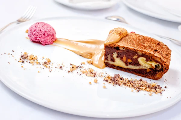 Brownies aux noix sous glace à l'argousier et au thé orange — Photo