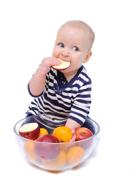 Bebê com frutas em uma tigela clara — Fotografia de Stock