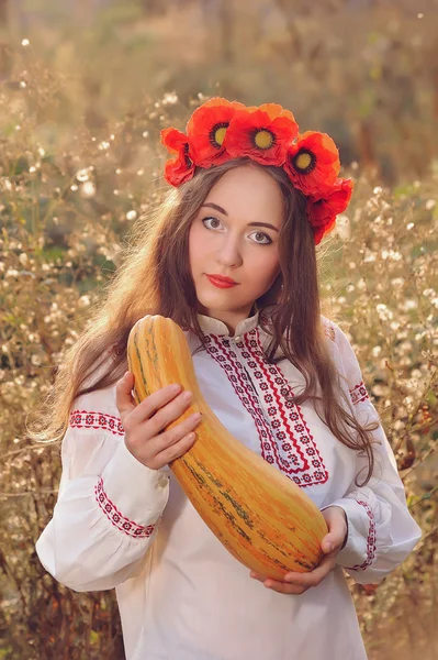 Meisje in de Oekraïense nationale inheemse kostuum met courgette — Stockfoto