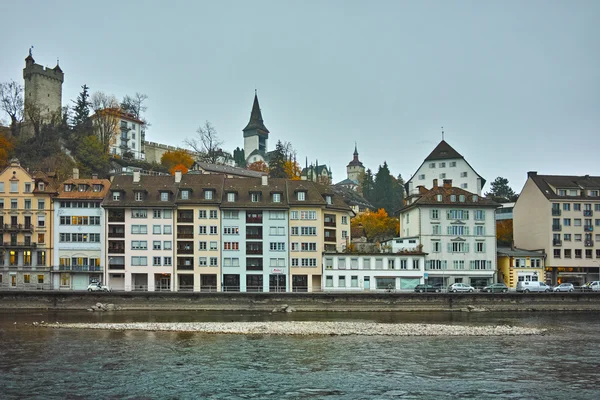 Tarihi kent merkezine ve şehir Luzerne Reuss nehirde sisli sabah — Stok fotoğraf