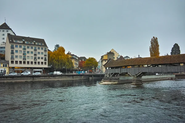 Spreuer Bridge és a Reuss-folyó a város Luzerne — Stock Fotó