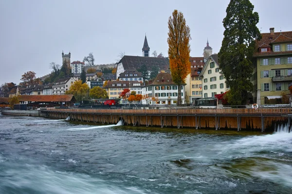 Panorámás kilátás nyílik a régi város és a Reuss-folyó a város Luzerne — Stock Fotó