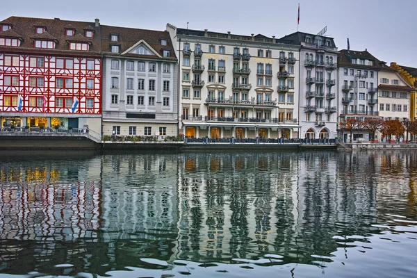 Increíble reflejo del casco antiguo en el río Reuss, ciudad de Luzern — Foto de Stock