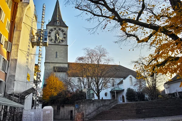 St. Peter-templom és az őszi fákat, Zürich városára — Stock Fotó