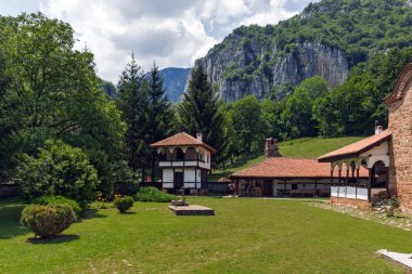 Poganovo Manastırı St John teolog ve Erma River Gorge görünümünü şaşırtıcı