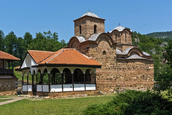 Kerk uit de veertiende eeuw in Poganovo klooster van St. Johannes de theoloog — Stockfoto