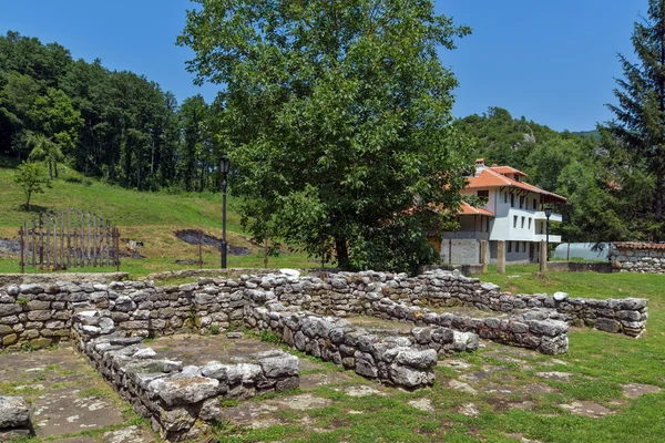 Ruinas medievales en el Monasterio de Poganovo de San Juan Teólogo — Foto de Stock