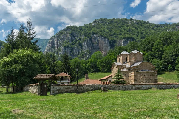 Gorge de la rivière Erma et monastère Poganovo de Saint-Jean le Théologien — Photo