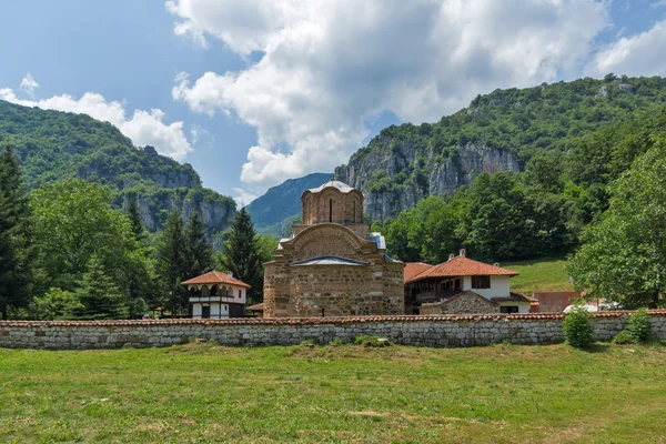 Panoramatický pohled Poganovo kláštera svatého Jana teolog a soutěska řeky Erma, — Stock fotografie