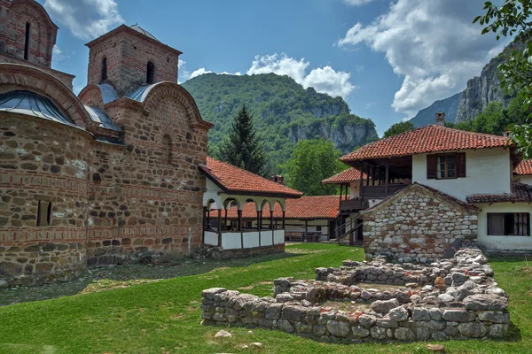 Vue panoramique sur Saint Jean le Théologien et la montagne des Balkans — Photo