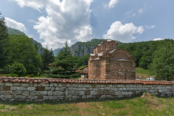 Increíble panorama al Monasterio de Poganovo de San Juan el Teólogo y la garganta del río Erma —  Fotos de Stock