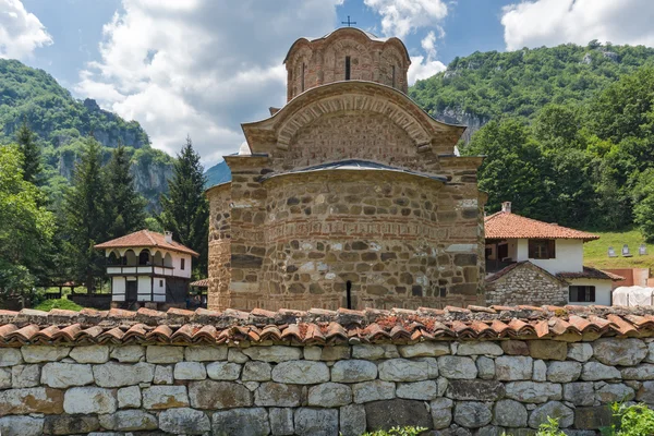 Kościół i stare budynki w Poganovo klasztorze Świętego Jana teologa i Erma River Gorge — Zdjęcie stockowe