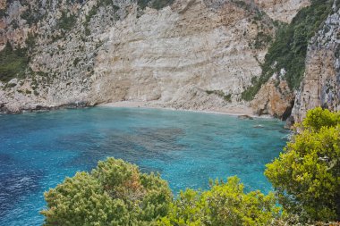 Mavi su ve kayalar Zakynthos Adası'nda küçük Beach