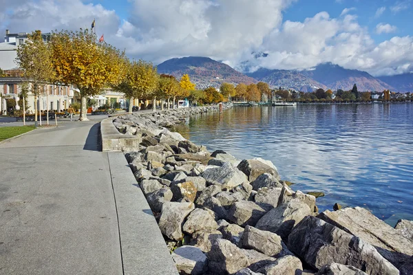 Otoño Paisaje de terraplén de la ciudad de Vevey y el lago de Ginebra — Foto de Stock