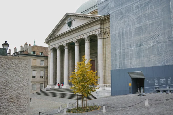 Framifrån av St. Pierre domkyrkan i Genève — Stockfoto