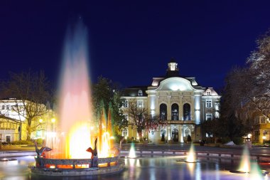 Belediye Binası ve şehrin merkezi Filibe önünde Çeşmede bina