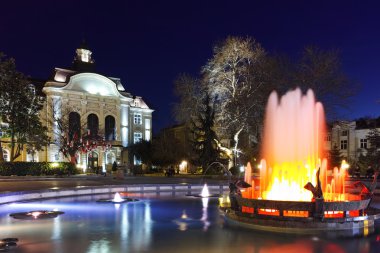 Çeşme inanılmaz gece Fotoğraflar Plovdiv Merkezi Belediye Binası önünde