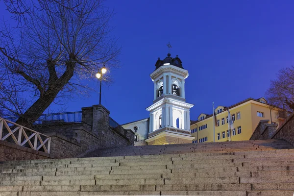 Nachtbild der Kirche aus dem neunzehnten Jahrhundert Jungfrau Maria, Stadt Plowdiw — Stockfoto