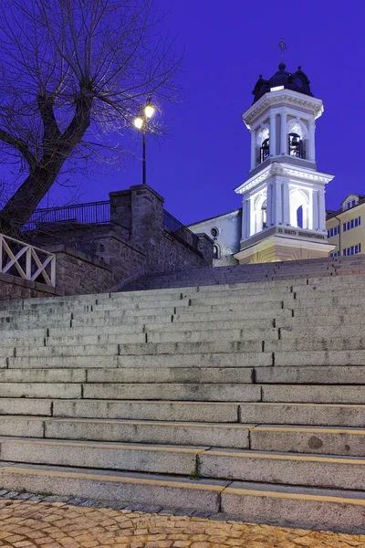 Foto nocturna del campanario de la Iglesia de la Virgen María, Ciudad de Plovdiv — Foto de Stock