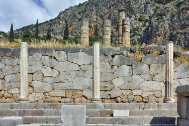 Delphi antik Yunan arkeolojik sitesi çizgili sütun