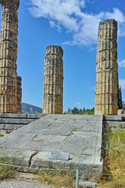 Cloudscape con el templo de Apolo en el sitio arqueológico griego antiguo de Delphi — Foto de Stock