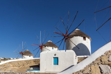 Mykonos, Yunanistan adada panoramik beyaz yel değirmenleri