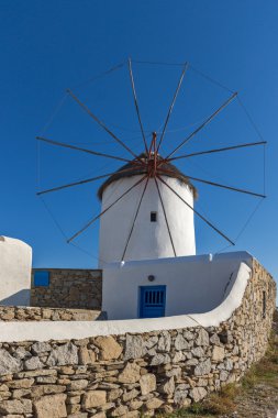 Beyaz yel değirmeni ve taş duvar, Mykonos, Yunanistan adada