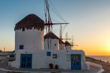 Mykonos Adası, Yunanistan şaşırtıcı günbatımı ve beyaz yel değirmenleri