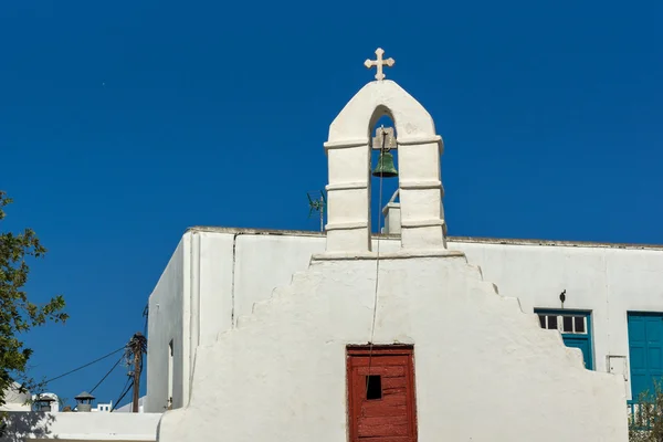 Vit-ortodoxa kyrkan och klockstapeln i Mykonos, Grekland — Stockfoto