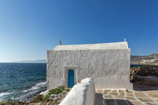 Piccola chiesa ortodossa bianca a Mykonos, Grecia — Foto Stock