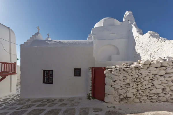 希腊米科诺斯的白色东正教教堂和住宅 — 图库照片