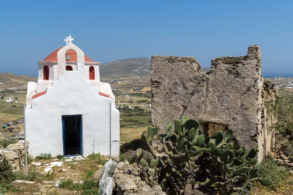 Le rovine di una fortezza medievale e di una chiesa bianca, isola di Mykonos, Grecia — Foto Stock