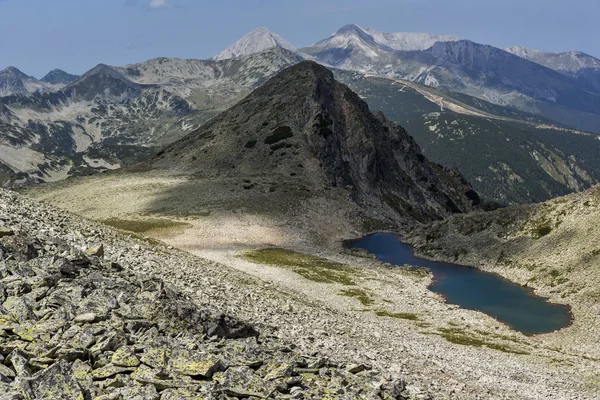 Pemandangan yang menakjubkan dari puncak Polezhan ke Upper Gazey Lake, Pirin Mountain — Stok Foto