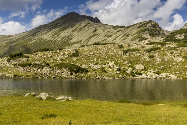Lac Valyavishko et sommet du Polezhan, montagne Pirin — Photo