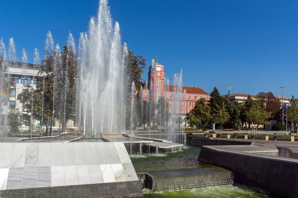Belediye Binası ve şehrin merkezi Plevne bir çeşme — Stok fotoğraf