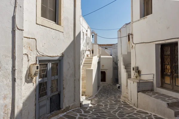 Calle típica de la ciudad de Parakia, isla de Paros, Cícladas — Foto de Stock