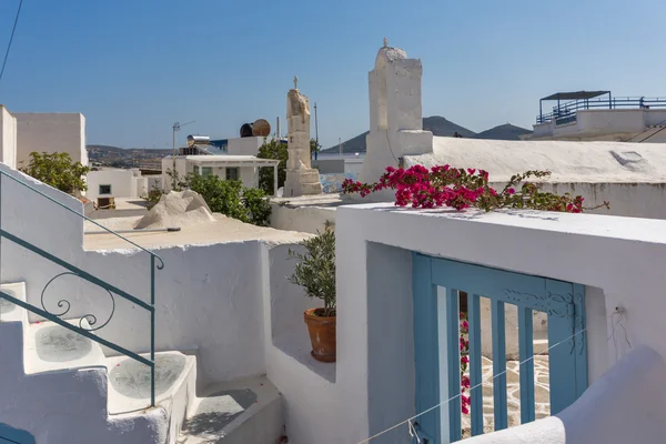 Lilla vita kyrka med blommor i staden av Parakia, ön Paros, Cykladerna — Stockfoto