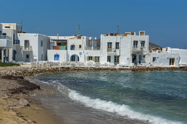 Oude witte huis en Bay in Naoussa stad, eiland Paros, Cycladen, — Stockfoto