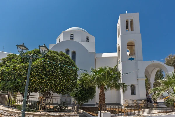 Λευκή εκκλησία στην πόλη της Νάουσας, Πάρος, Κυκλάδων — Φωτογραφία Αρχείου