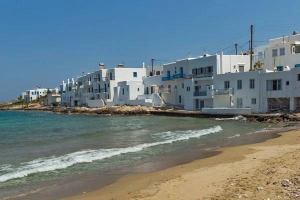 Pequeña playa y casas blancas en la ciudad de Naoussa, isla de Paros, Ciclades — Foto de Stock