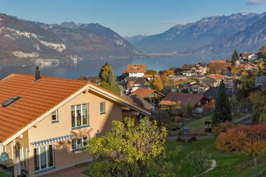 Lake Thun ve tipik İsviçre köy kasaba Interlaken yakınındaki