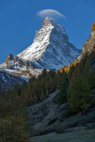 Matterhorn coberto com pequena nuvem, Cantão de Valais, Alpes — Fotografia de Stock