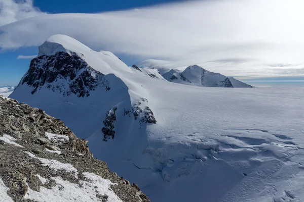 Зимовий пейзаж швейцарських Альпах а гору Breithorn, кантону Вале — стокове фото