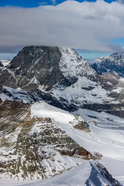 İsviçre Alpleri Mount Matterhorn, Canton Valais yakınındaki kapsayan bulutlar — Stok fotoğraf