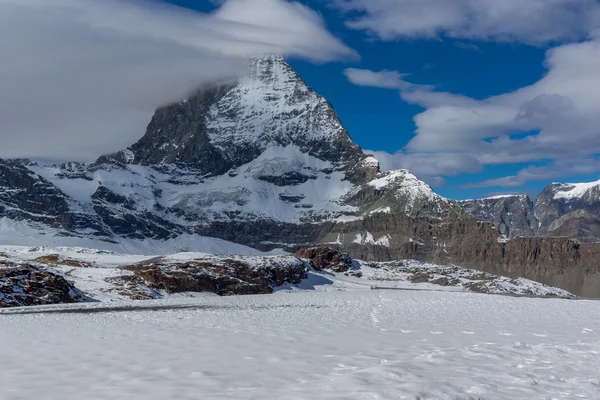 Matterhorn tepe Panoraması şaşırtıcı parçaları varken, Alpler kaplı — Stok fotoğraf
